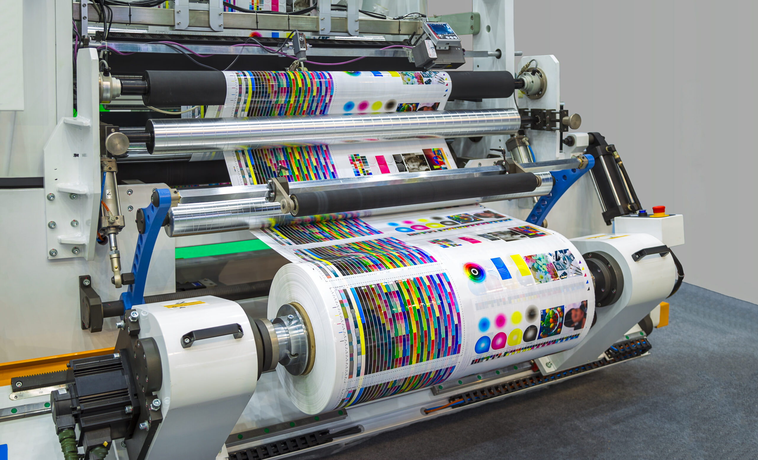 Large offset printing press or magazine running a long roll off paper in production line of industrial printer machine. Settore grafico